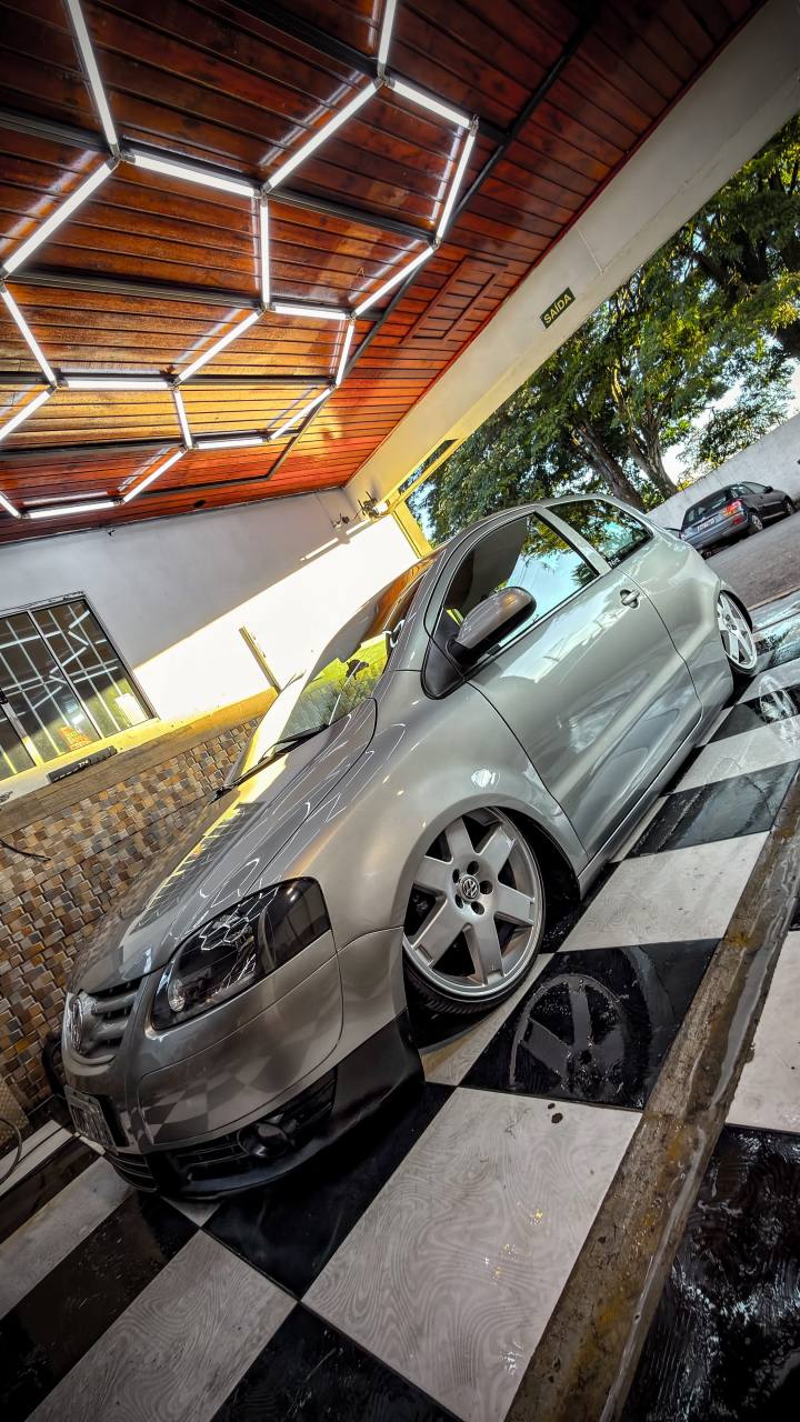 VW Fox prata com pintura descontaminada e lisa