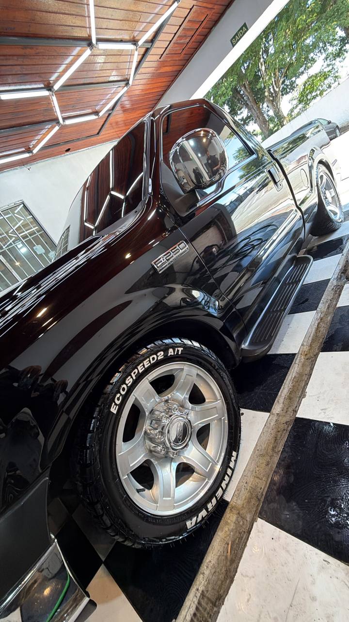 Ford F-250 preta com pintura espelhada após polimento