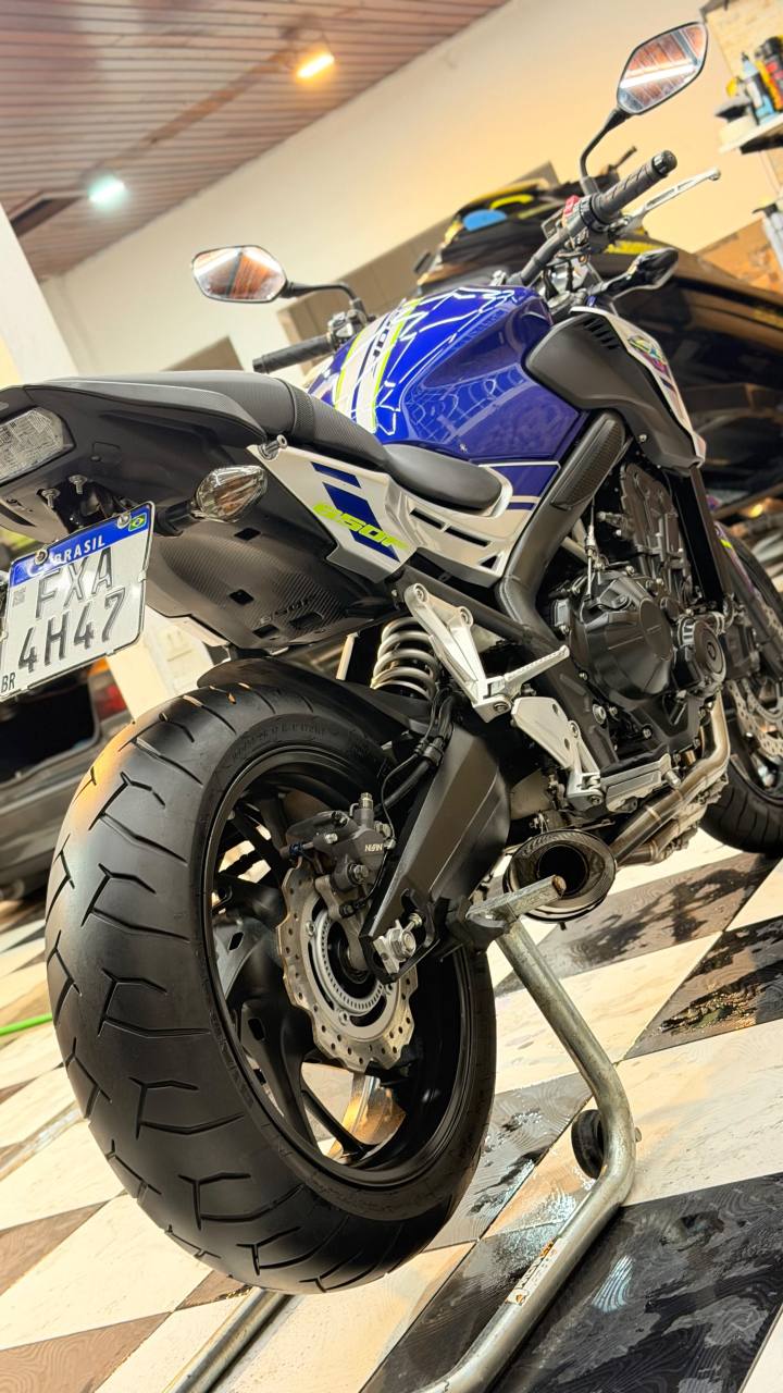 Honda CB 650F azul após detalhamento
