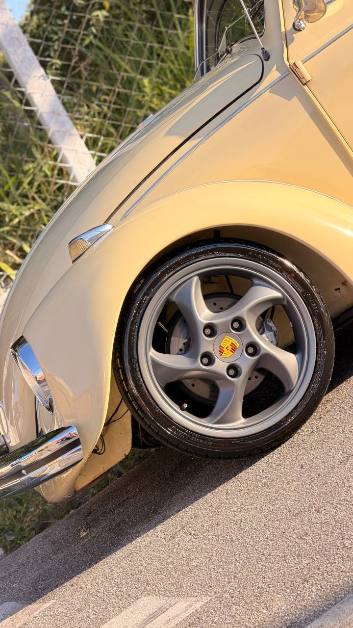 Fusca clássico com rodas esportivas após detalhamento