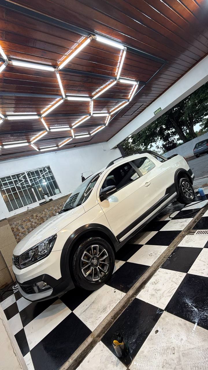 VW Saveiro branca detalhada sobre o piso quadriculado