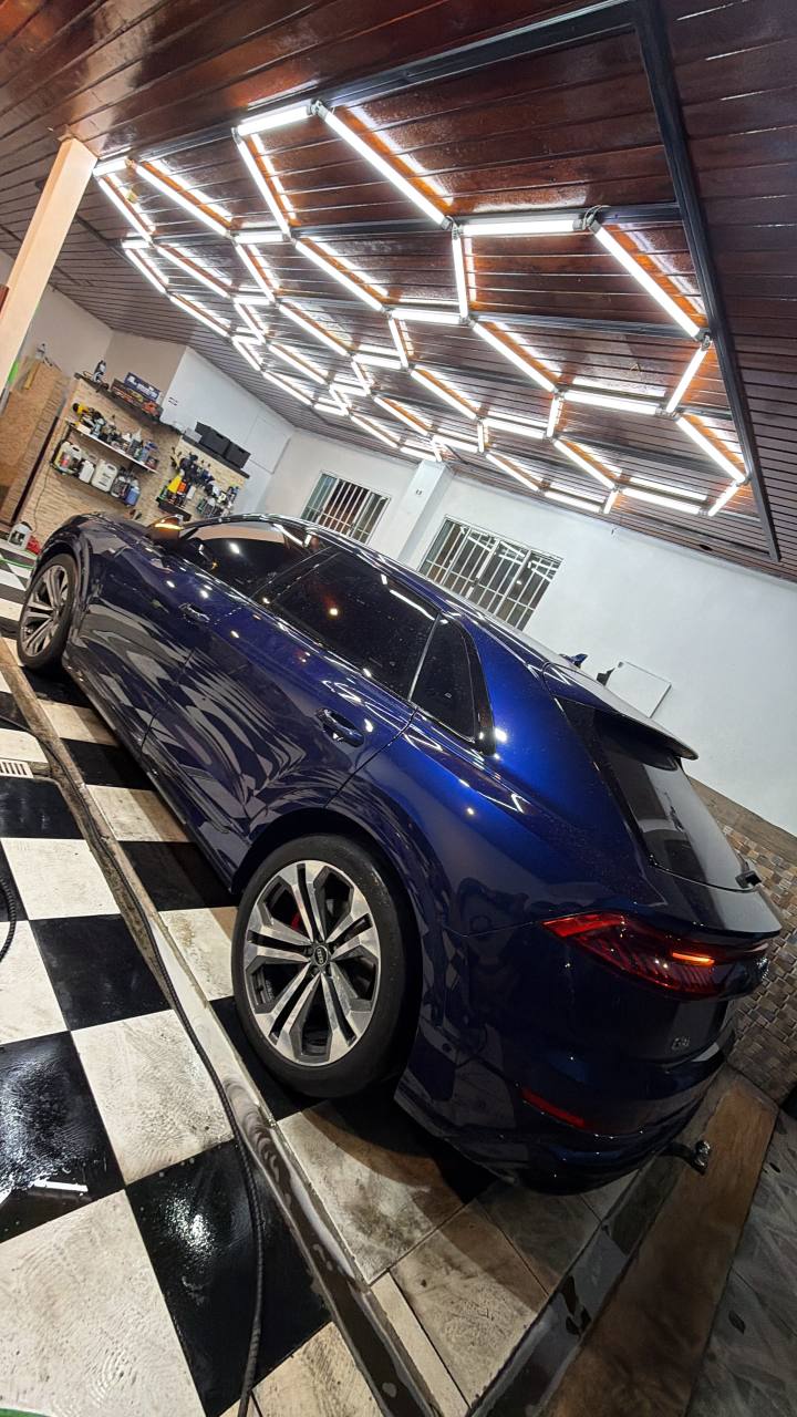 Audi Q8 azul com pintura vitrificada e brilho profundo