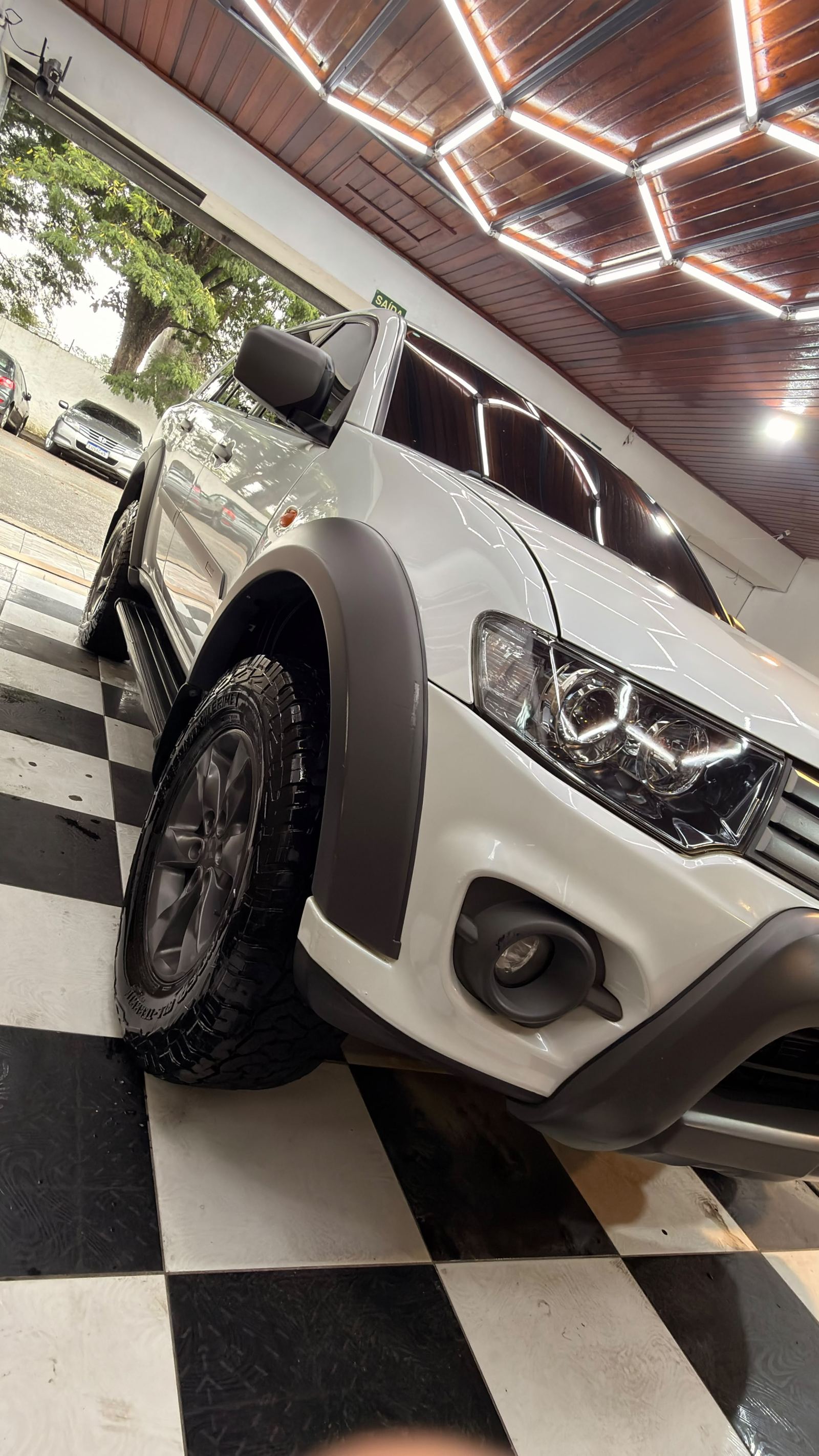 SUV branca durante lavagem detalhada na MK3 Car Studio