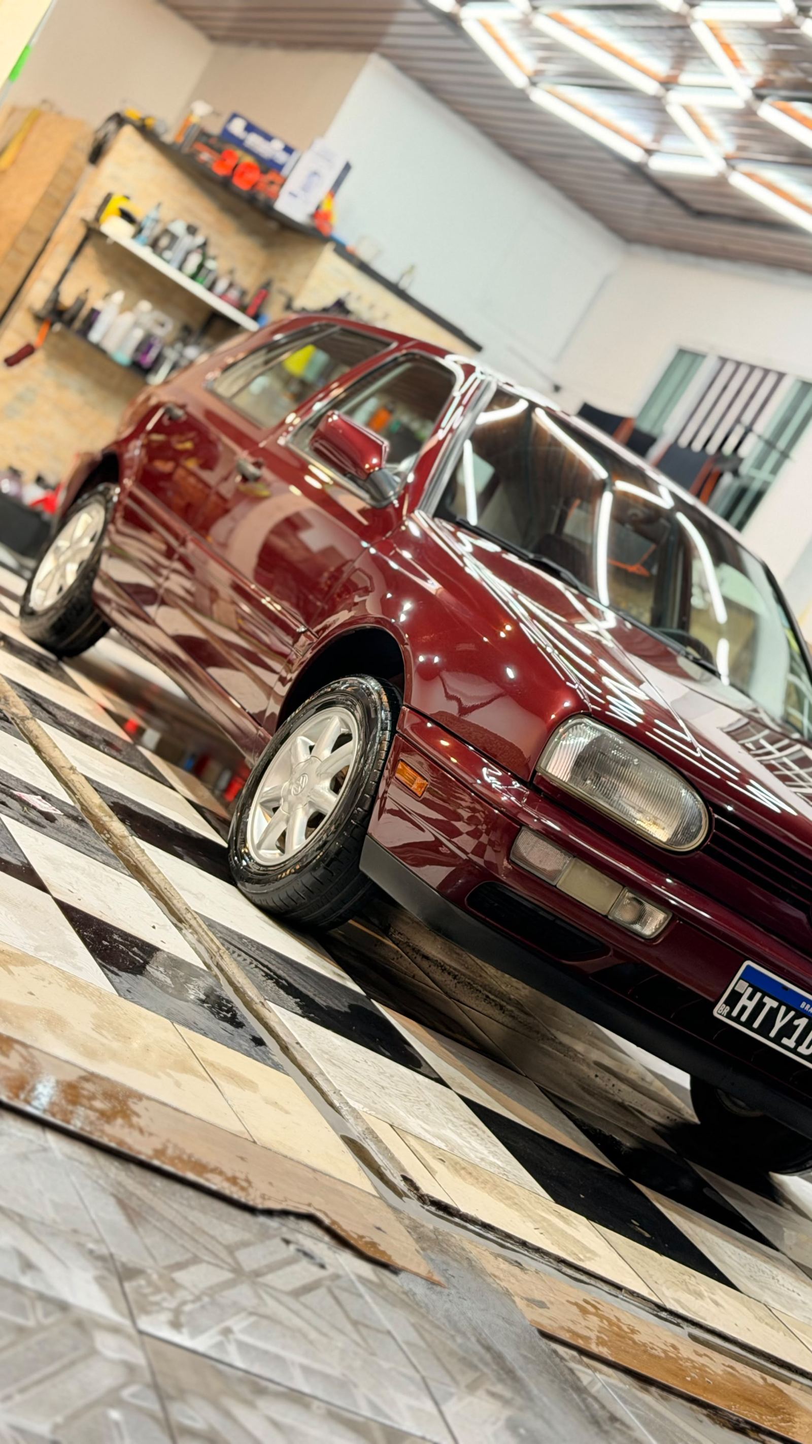 VW Golf vinho com pintura corrigida no estúdio da MK3