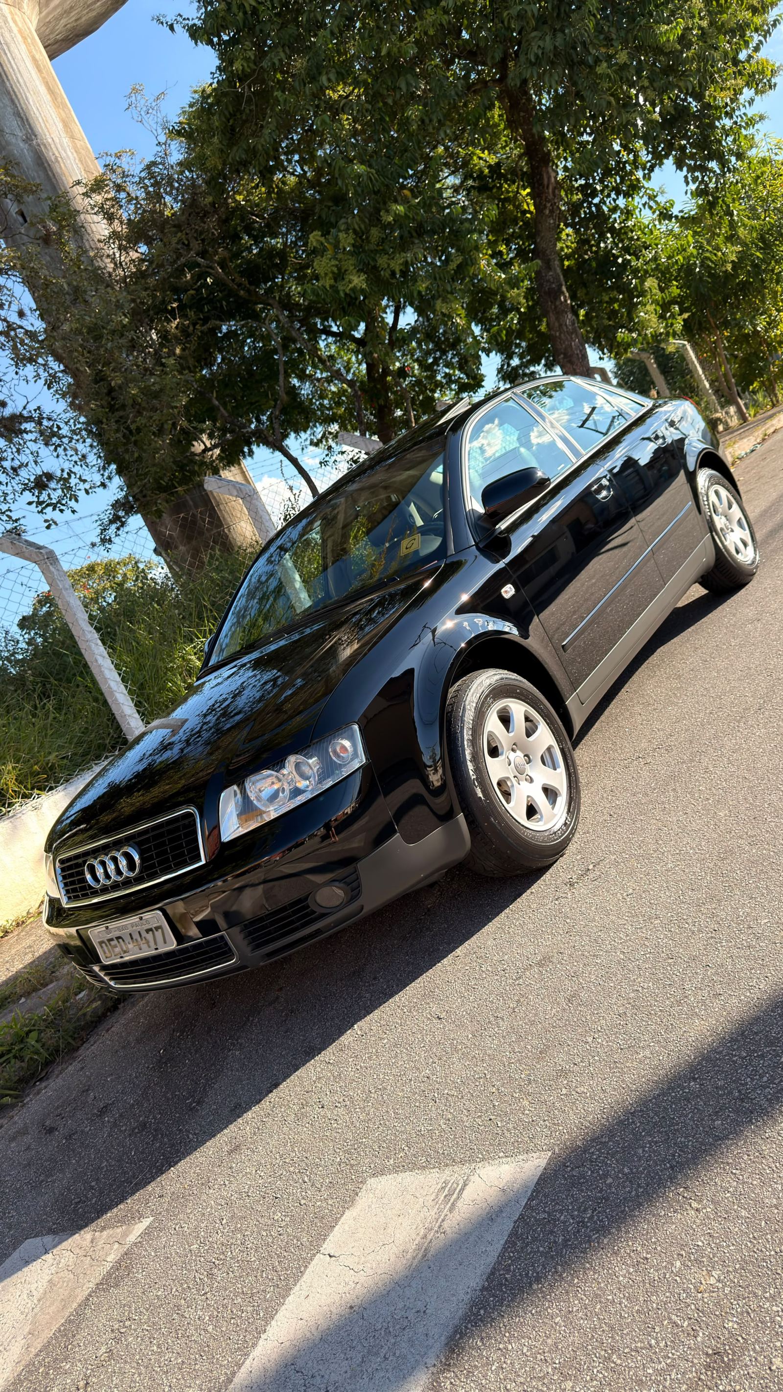 Audi A4 preto vitrificado refletindo o céu ao ar livre